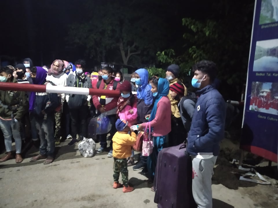 बर्दादेवी टूर एण्ड ट्राभल्सको एकपछि अर्को बद्मासी : मध्यराति पलियाबाट फेरि फर्के नेपाली