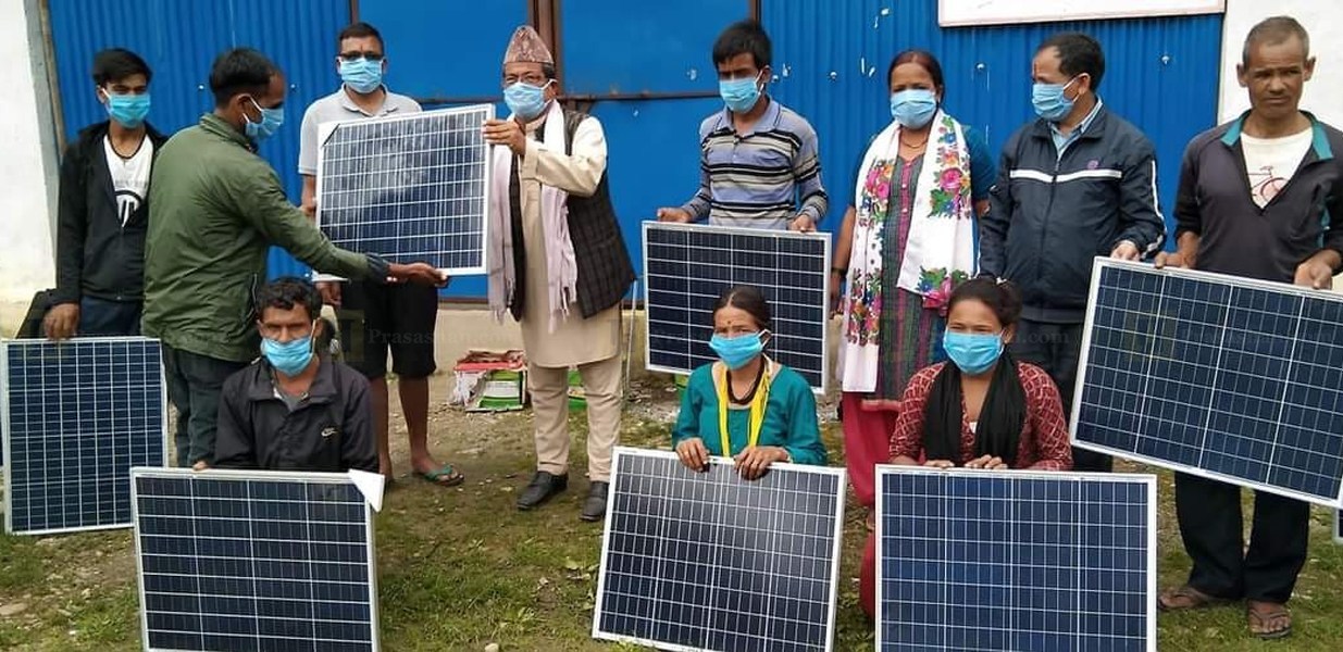 डोटीमा विपन्न परिवारलाई सोलार बत्ती वितरण