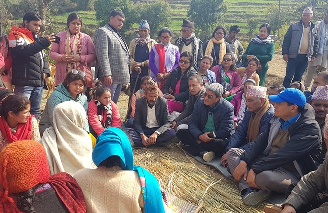 कांग्रेस नेता लेखकले भेटे भागरथीका आफन्तलाई, आर्थिक सहयोग प्रदान