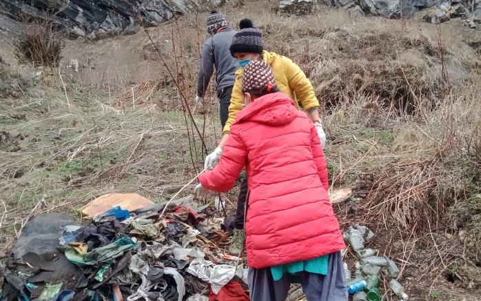 बझाङ्गमा यार्सा संकलन क्षेत्रमा फोहोर व्यवस्थापन अभियान