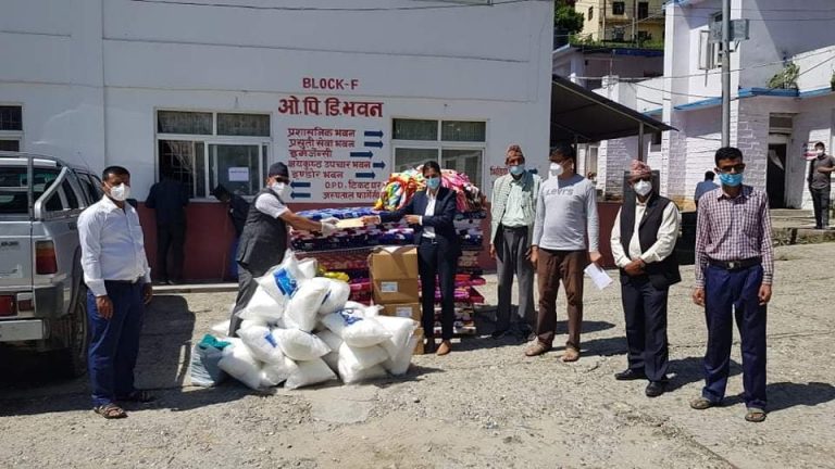 कोरोना सङ्क्रमण दर दिनहुँ बढ्न थालेपछि डोटीमा स्वास्थ्य सामग्री वितरण