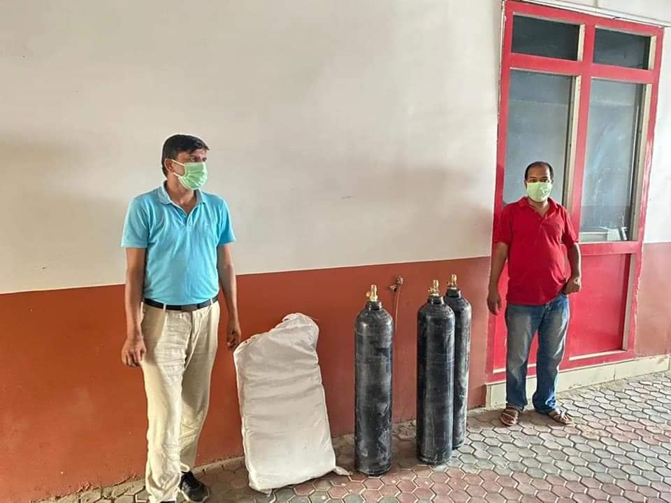 कांग्रेस नेता जोशीको पहलमा डौड स्वास्थ्यचौकीलाई अक्सिजन सिलिण्डर