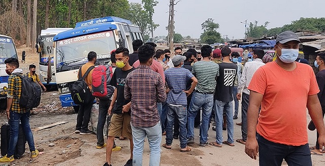 भारतबाट फर्किने नेपालीको गौरीफन्टा नाकामा बिचल्ली : यातायात व्यवसायीहरु मनपरी भाडा असुल्दै