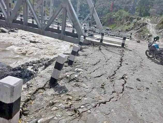 सेती नदीमा पानीको बहाब बढेपछि पुल जोखिममा