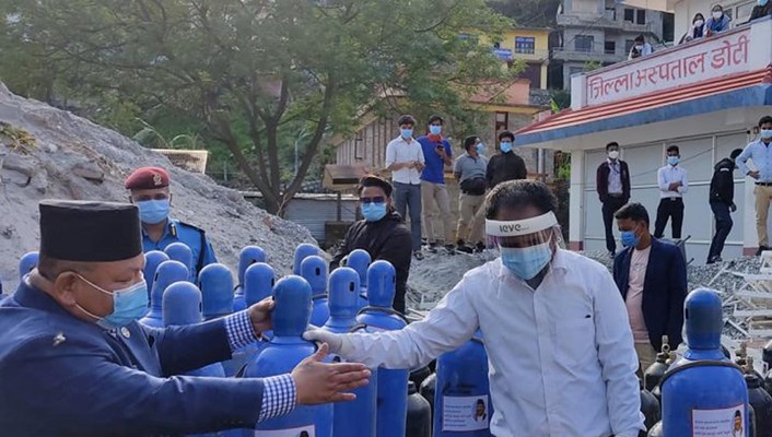 अक्सिजनको सिलिन्डरमा मन्त्री आलेले आफ्नो फोटो टासेर वितरण गरे, सामाजिक सञ्जालमा चर्को आलोचना