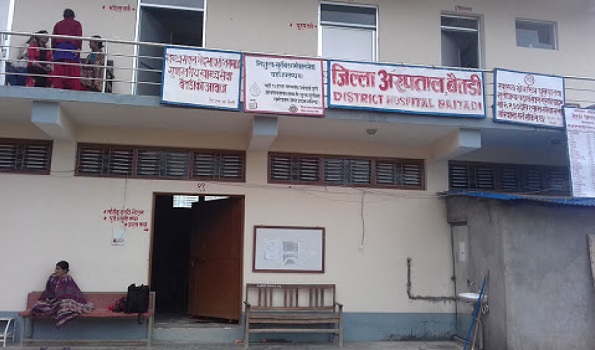 बैतडी अस्पताललाई अक्सिजन कन्सन्ट्रेटर र सिलिण्डर हस्तान्तरण