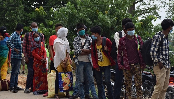 रोगभन्दा भोकको डर बढी, महामारीमै भारत फर्कँदै मजदूर