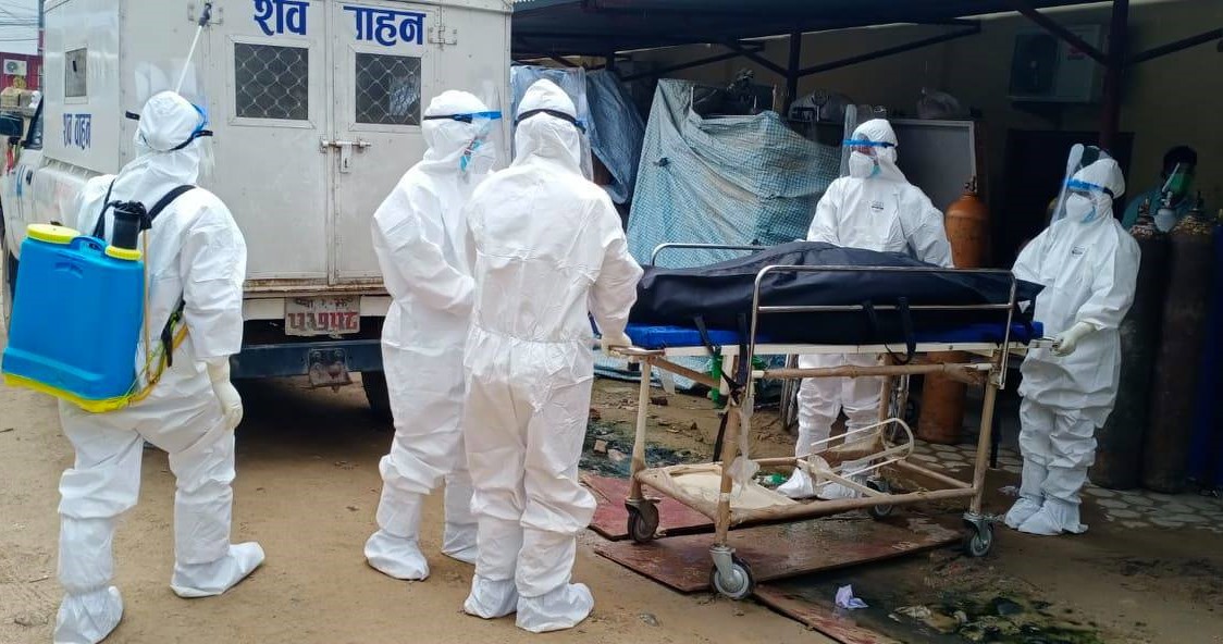 कोरोना संक्रमितको शव व्यवस्थापनका लागि खटिए महिला सैनिक