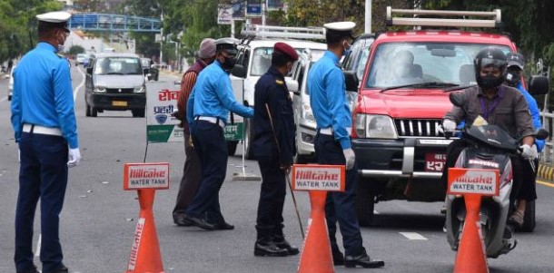 लकडाउन उल्लङ्घन गर्नेलाई धमाधम कारवाही गर्दै प्रहरी