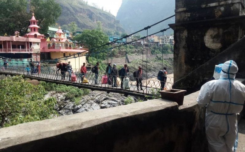 बैतडीको झुलाघाट नाकाबाट झण्डै पाँच हजार नेपाली फिर्ता