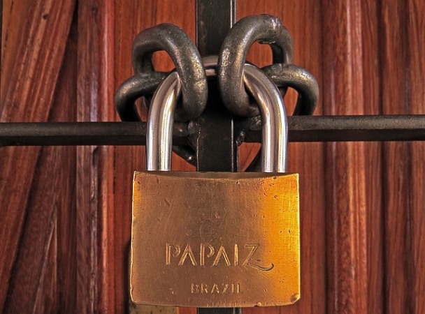 पूर्वीचौकी गाउँपालिकामा खेल मैदान निर्माणमा विवाद, वडा कार्यालयमा तालाबन्दी