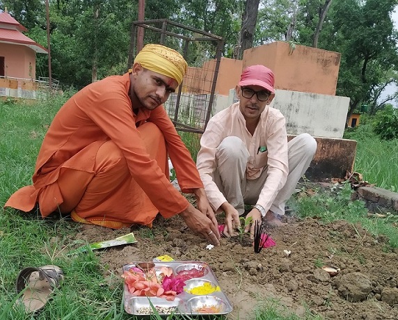 पत्रकार जोशीद्वारा शिवपुरीमा कल्पवृक्ष रोपण