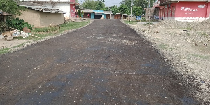 मापदण्ड विपरीत सडक निर्माणको विरोधपछि कामचलाउ मर्मत