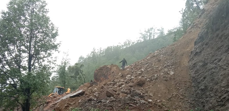 पहिरो जाँदा अवरुद्ध भएको भीमदत्त राजमार्ग खुल्यो