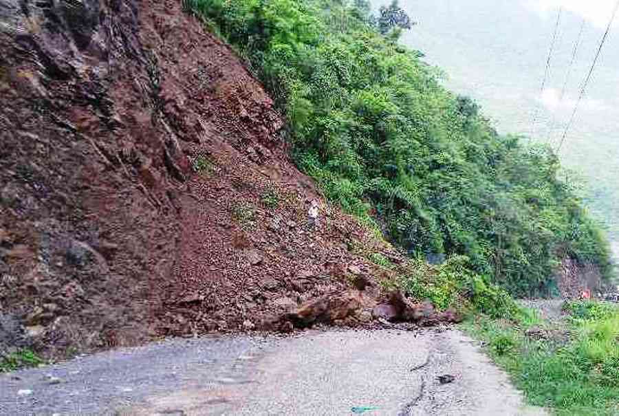 डडेल्धुराका आधा दर्जन ग्रामीण सडक अवरुद्ध