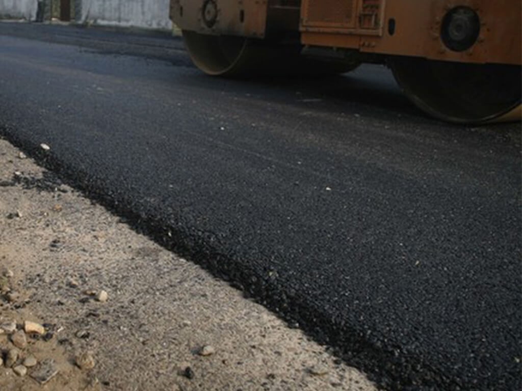 धमाधम कालोपत्र हुँदै डोटीका शाखा सडक