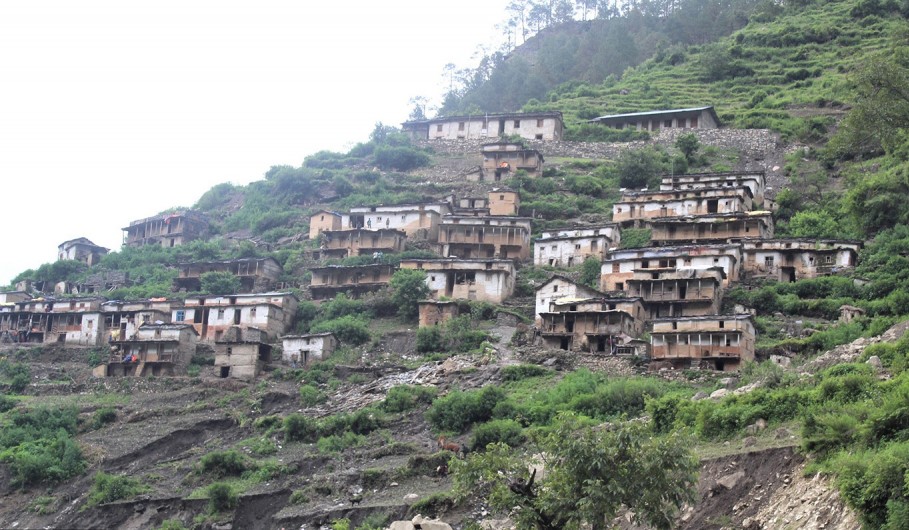 सडक खन्दा दुई गाउँ भासिए : १३७ परिवार १६ दिनदेखि जंगलमा अलपत्र