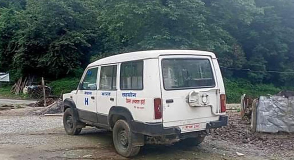 जिल्ला डोटी अस्पतालको एम्बुलेन्स बाटोमै थन्कियो