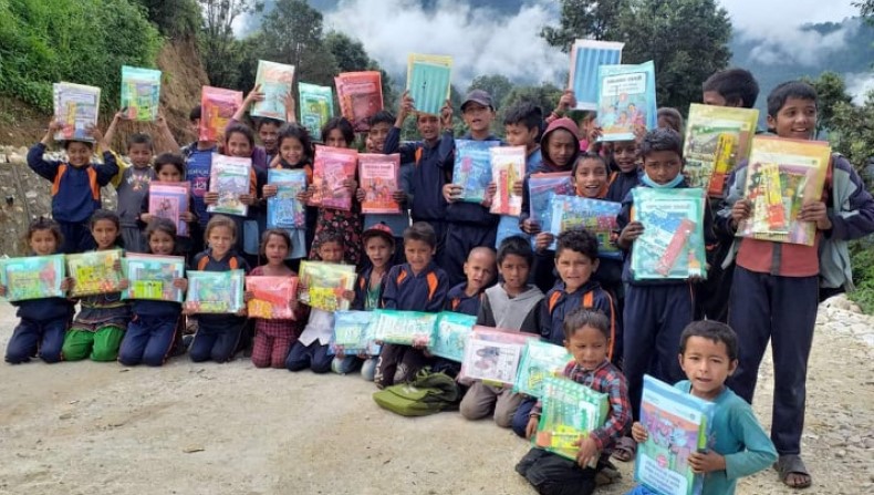 डोटीमा बालबालिकालाई स्व-अध्ययन सामग्री वितरण