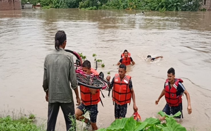सशस्त्र प्रहरीले डुबानमा परेका ३९ परिवारको खाद्यान्न जोगायो