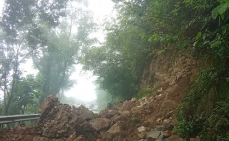 वर्षाका कारण महाकाली राजमार्ग अवरुद्ध