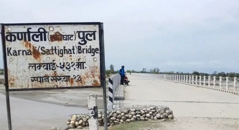 कैलाली र बर्दिया जोड्ने कर्णालीको सत्ती पुलमा आवागमन बन्द