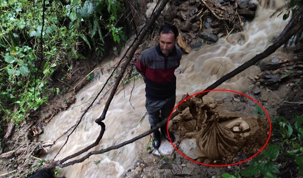 डडेल्धुरामा खोलाले बगाउँदा एक महिलाको मृत्यु