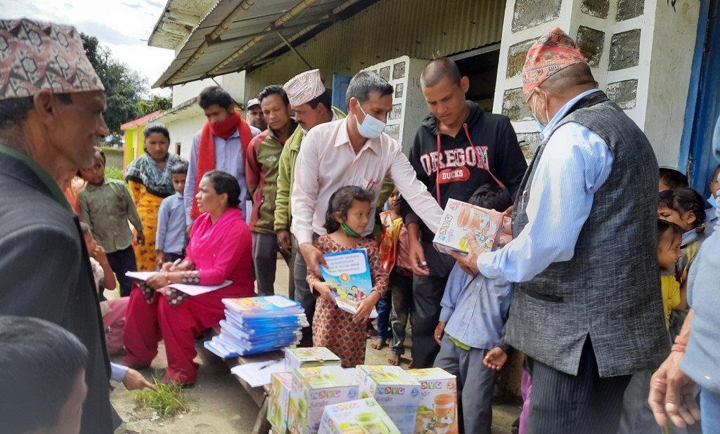 विद्यार्थीलाई पुस्तक र टिफिन भाँडा वितरण