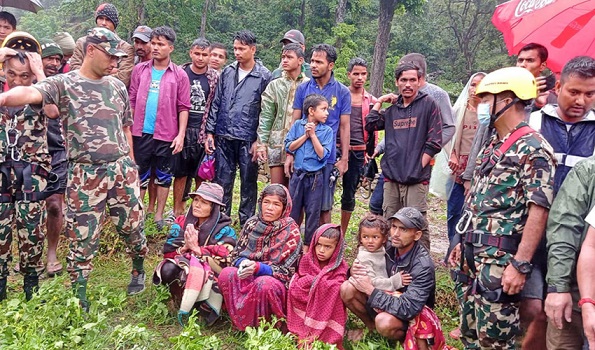 बाढीका कारण महाकाली नदीमा फसेका पाँच जनाको उद्दार