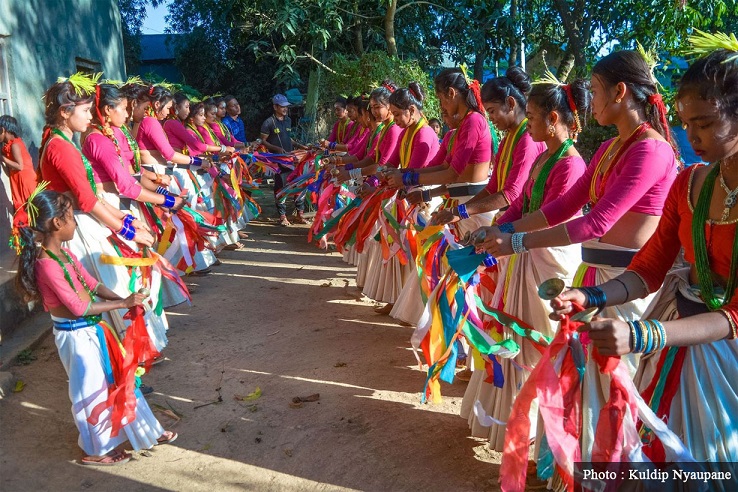 हराउँदै छ थारु समुदायका महिलाले देखाउने सखिया नाचको रौनक