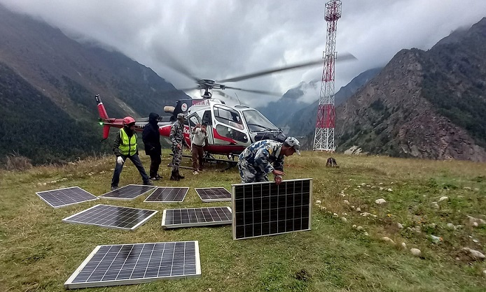 सञ्चार सुचारु गर्न हेलिकोप्टरमार्फत सोलार ढुवानी