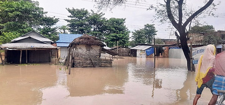 बाढीले जनजीवन अस्तव्यस्त, विपन्न बस्तीमा गासकै समस्या