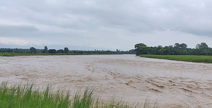 डोटी र कैलालीको सिमनामा पर्ने ठूलीगाडको बाढीमा दुईजना फसे