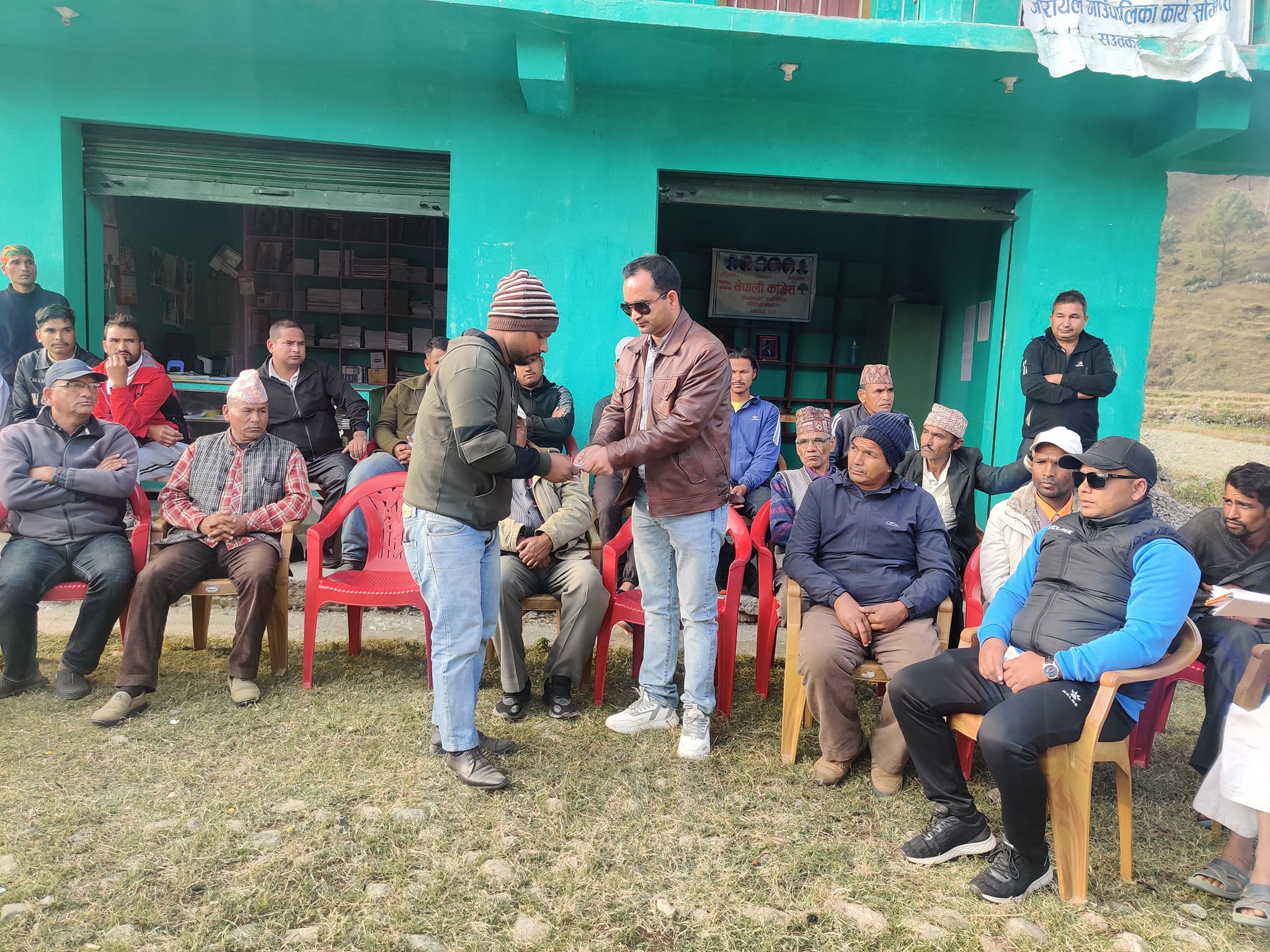 युवा नेता शाहीले दिए डोटीका बाढी-पहिरोबाट ज्यान गुमाउनेका परिवारलाई राहत रकम