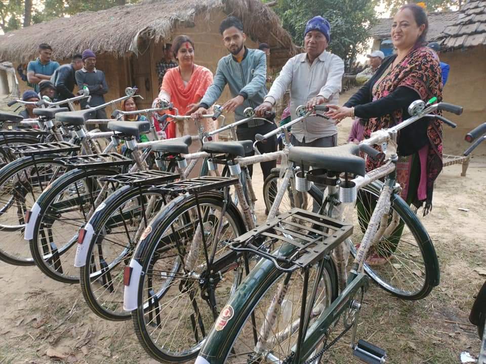 कांग्रेस नेतृ सावदद्वारा शुक्लाफाँटा निकुञ्ज पीडितलाई साईकल वितरण