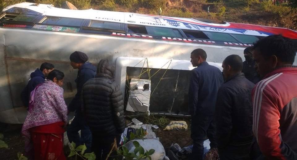 बैतडीमा बस दुर्घटना हुँदा आठ जना घाईते, तीन जनाको अवस्था गम्भीर