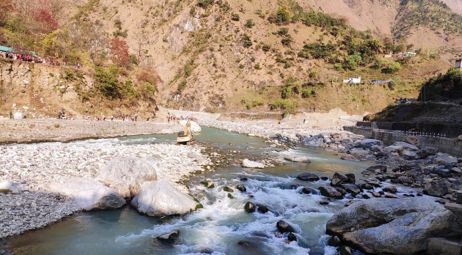 भारतले महाकालीको बहाव धकेल्दा वारिपारि ढुंगा हानाहान