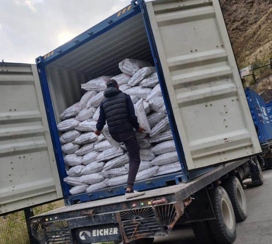 चीनबाट २३२ मेट्रिक टन रासायनिक मल भित्रियो