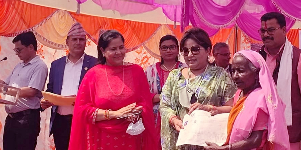 भूमिहिन सुकम्वासीलाई लालपूर्जा वितरण, भागरथी बनिन् ८० बर्षको उमेरमा जग्गाधनी
