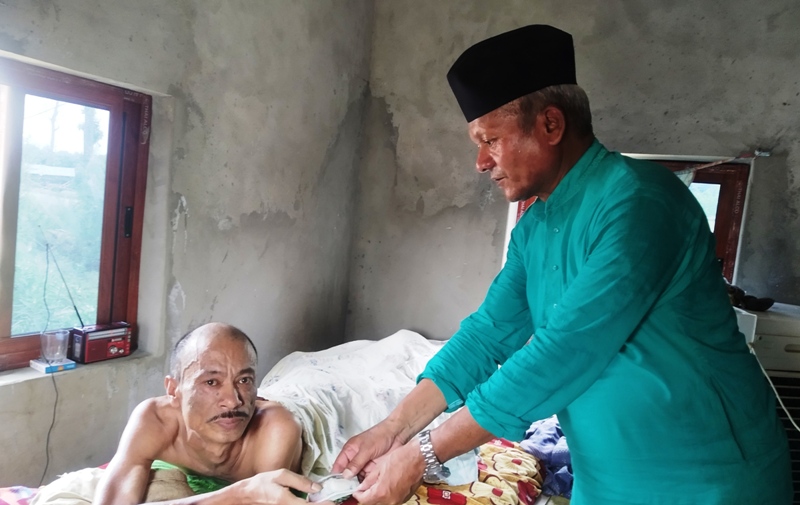 डोटी कांग्रेसको राहत कोषबाट अपाङ्गता भएका कलेललाई आर्थिक सहयोग