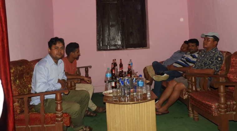 सुब्बादेखि हाकिमसम्म कार्यकक्षमै मदिरामा मस्त