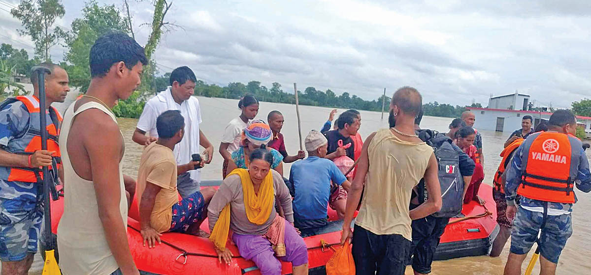 कैलालीका बाढी प्रभावित सडकमा, करिब सात हजार घरपरिवार  प्रभावित