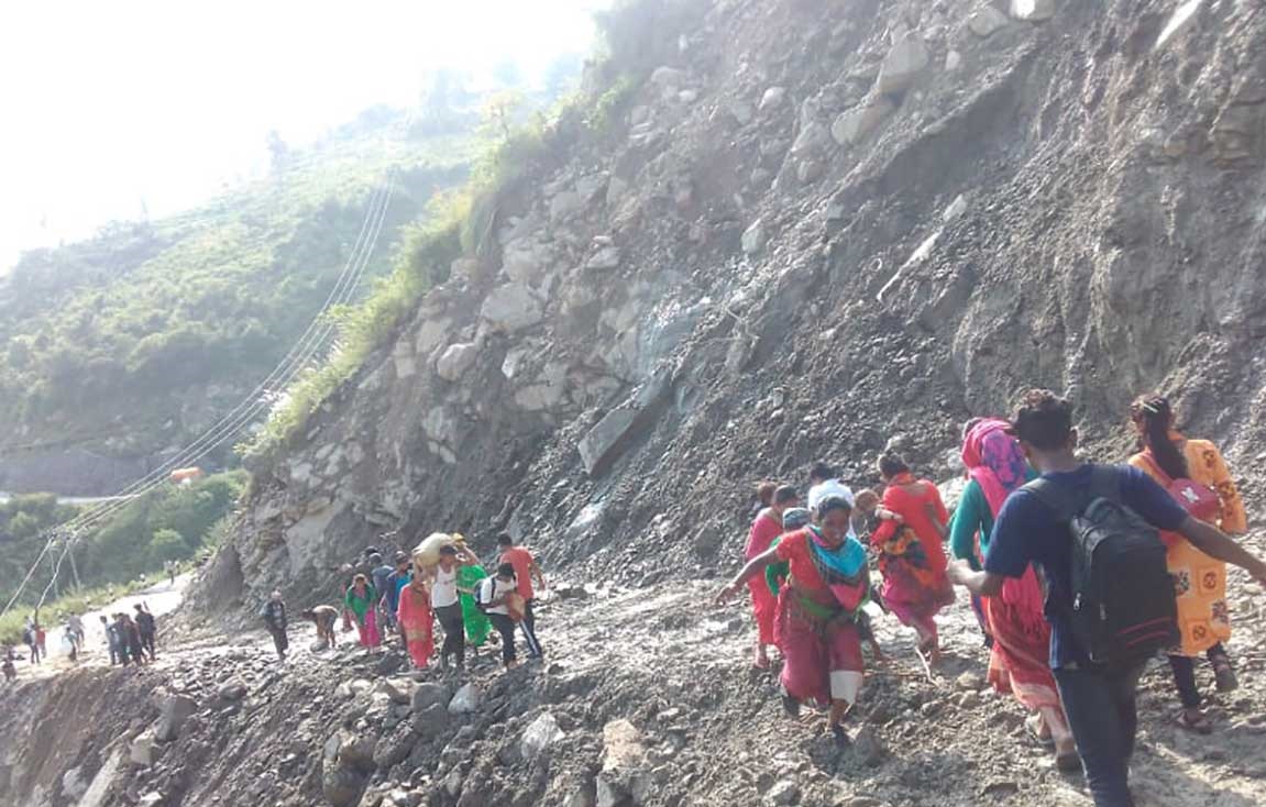 सुदूरपश्चिमका पहाडी जिल्लामा सडक अबरुद्ध, यात्रुलाई सास्ती