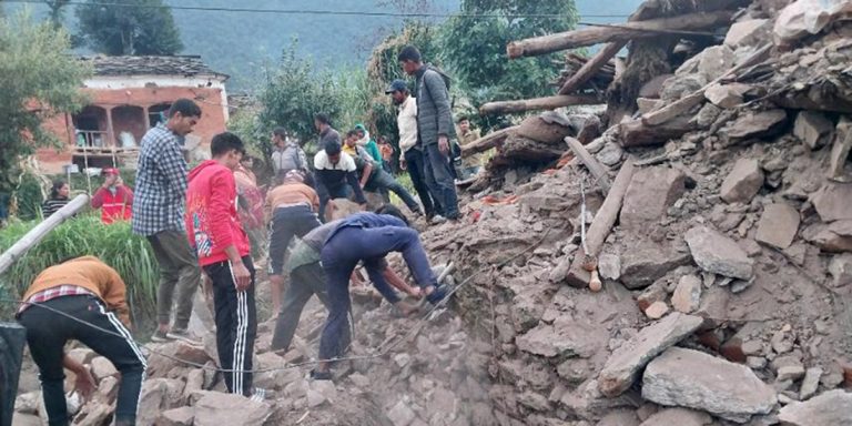 डाेटीमा भूकम्पले घर घत्किंदा ६ जनाकाे मृत्यु, ५ जना घाइते