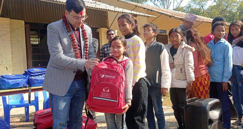 सामुदायिक विद्यालयका विद्यार्थीलाई ‘झोलासेट’ वितरण