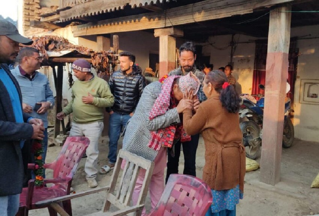 रेशमको आमासँग मुख्यमन्त्री शाहले भने- म पनि तपाईँको छोरा हो । चिन्ता नलिनुहोला