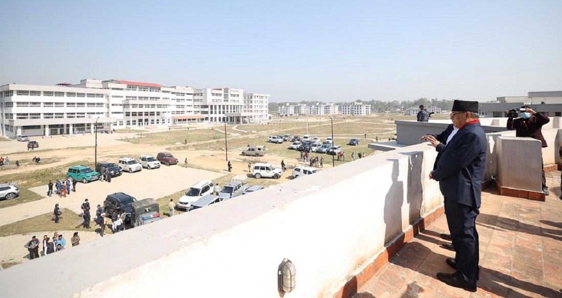 प्रधानमन्त्री प्रचण्डद्वारा शहीद दशरथ चन्द स्वास्थ्य विज्ञान विश्वविद्यालय गेटाको निरीक्षण