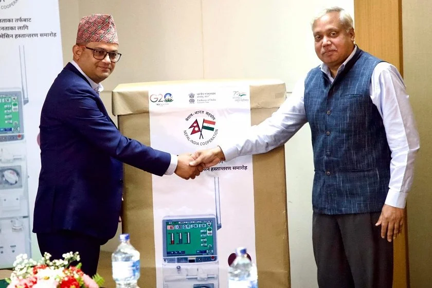 भारतीय दूतावासद्वारा डायलासिस उपकरण नेपाल सरकारलाई हस्तान्तरण