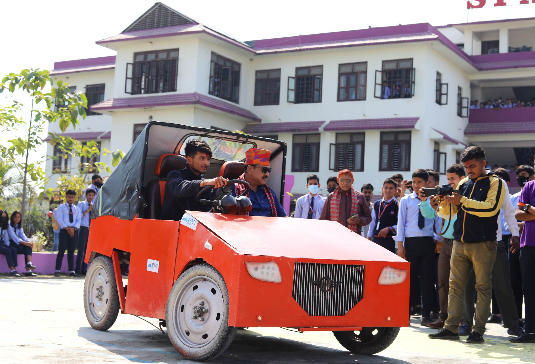 एसपीएका विद्यार्थी सागर खनालले बनाए एसपीए ईभीकार