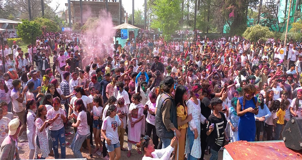 आज तराईका जिल्लामा धूमधामका साथ होली पर्व मनाइँदै, थारु समुदायमा आगो भित्र्याउने प्रचलन